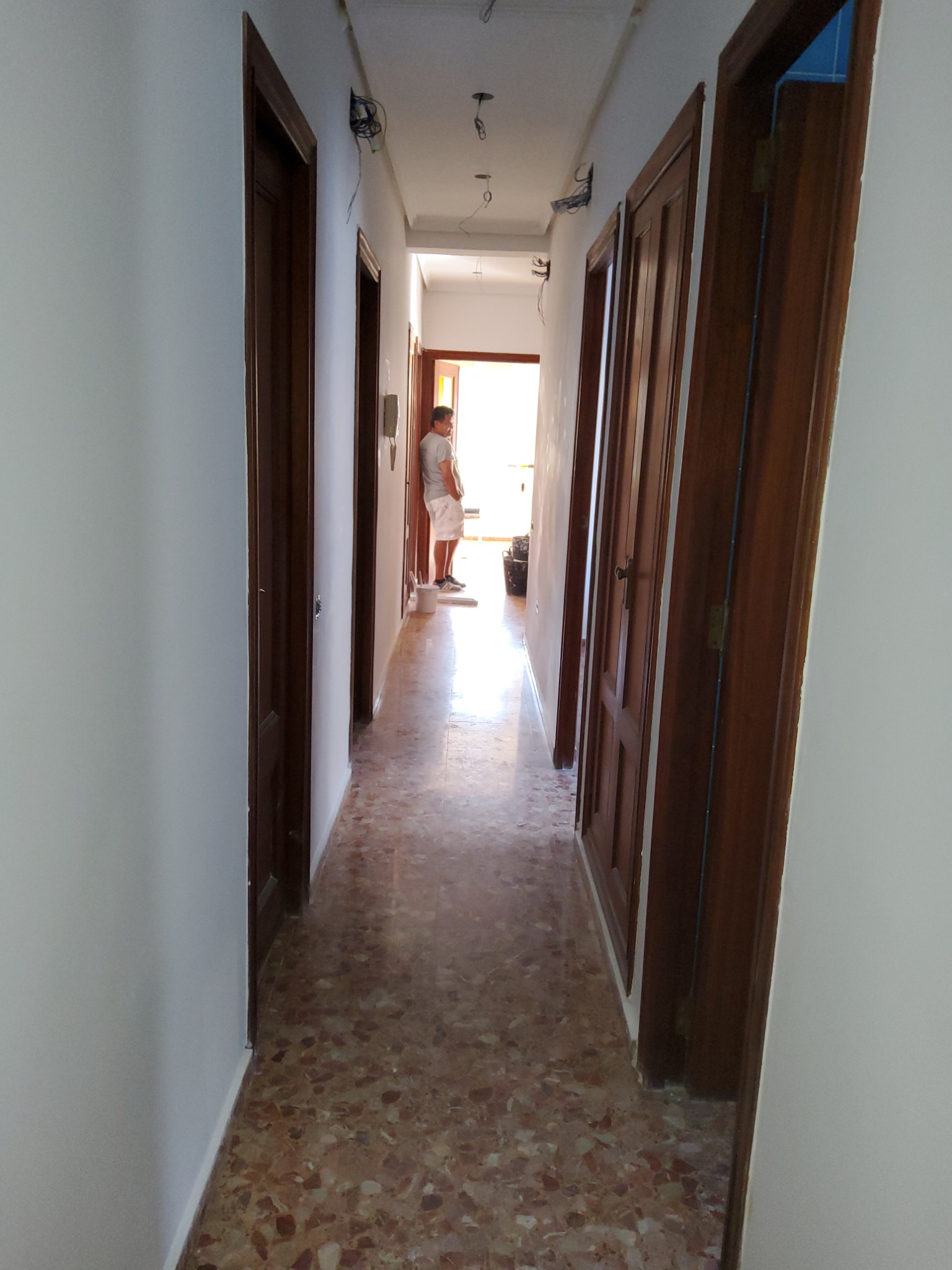 Foto real de pasillo en una obra